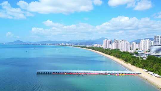 海南三亚蓝天白云下的蔚蓝色海洋海岸线