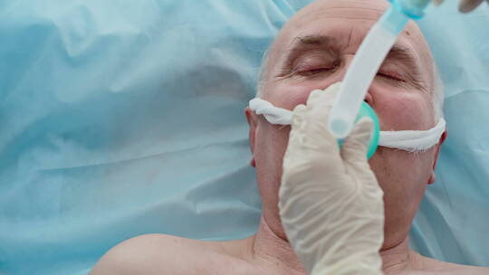 躺在病床上戴着呼吸机的老人视频素材模板下载