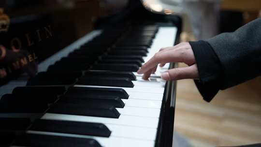 钢琴家在室内弹奏钢琴的手的特写