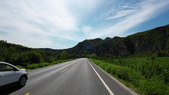 汽车第一视角公路沿途风景美丽公路