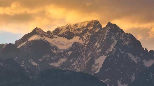 航拍丽江玉龙雪山