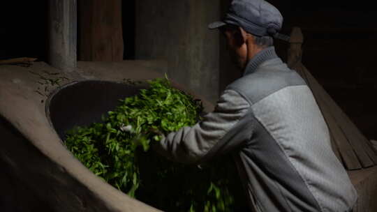 制作茶叶云南普洱茶炒茶古法茶叶制作