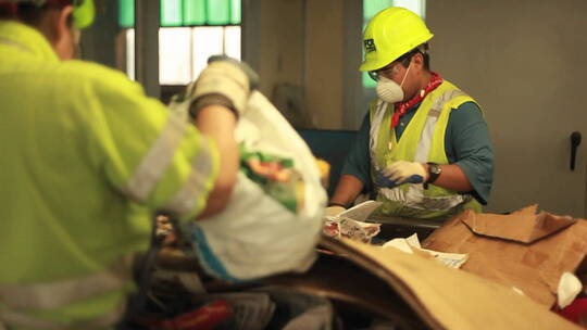 工人们在回收中心分类垃圾视频素材模板下载