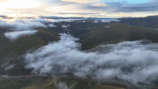 黎明航拍四川西部色达县高山云海朝霞景观