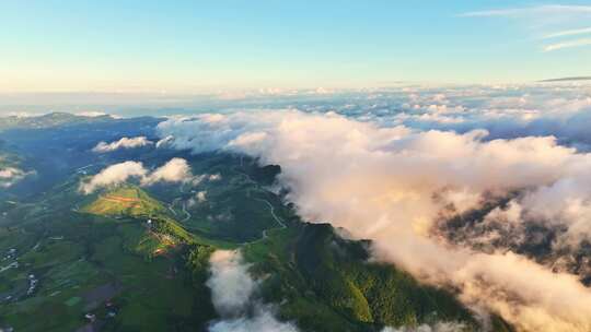 航拍云雾缭绕的高山草原日出