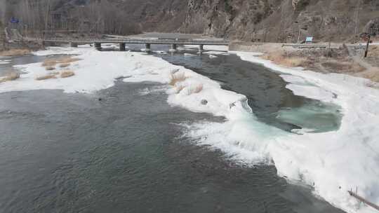 春天山间溪流冰雪融化