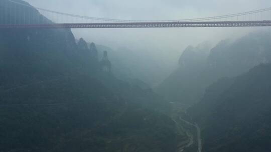 航拍雨雾中的矮寨大桥和德夯大峡谷风光