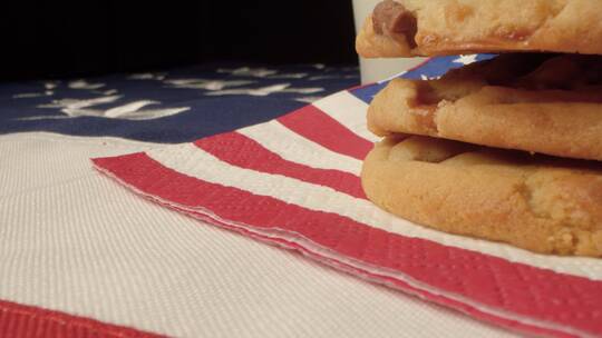 美国国旗上饼干和牛奶