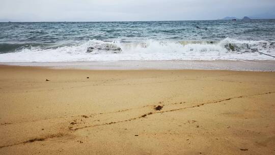 实拍沙滩海浪礁石大海