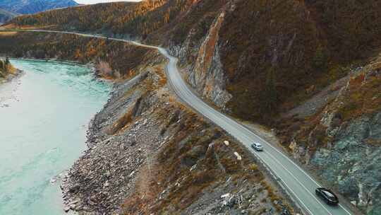 航拍汽车行驶在青藏高原公路上 川藏线