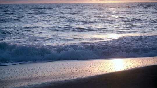 加利福尼亚州圣代戈日落时海滩上太平洋的慢