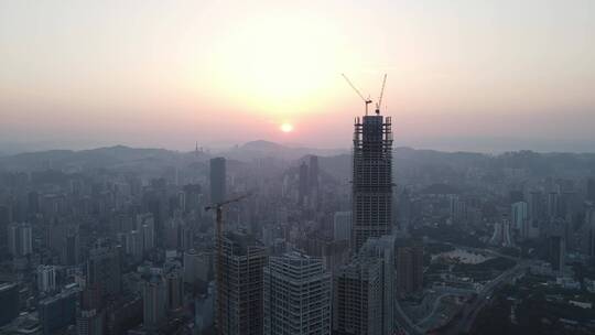 城市清晨高楼吊塔日出彩霞航拍