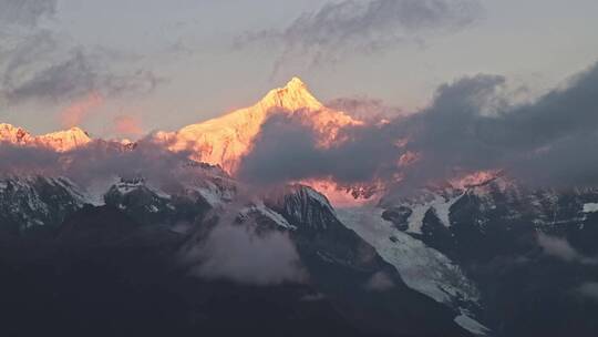 梅里雪山日照金山延时