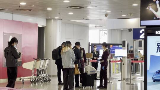 北京首都机场T2航站楼旅客候机检票登机视频素材模板下载