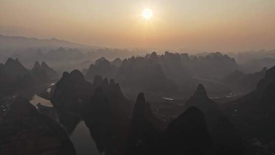 日出时分的壮丽山脉全景