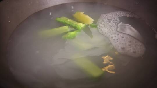 水煮花甲苦瓜汤