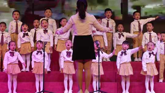 儿童演出六一节跳舞蹈开场小小少年视频背景
