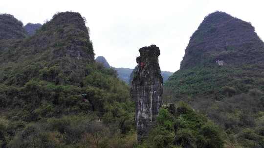 航拍广西阳朔岩壁上的攀岩者