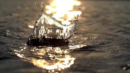 水溅在阳光照耀的湖面上视频素材模板下载