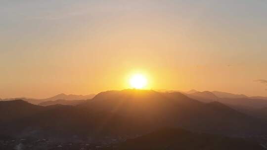 傍晚森林日落航拍夕阳延时唯美夏日黄昏天空