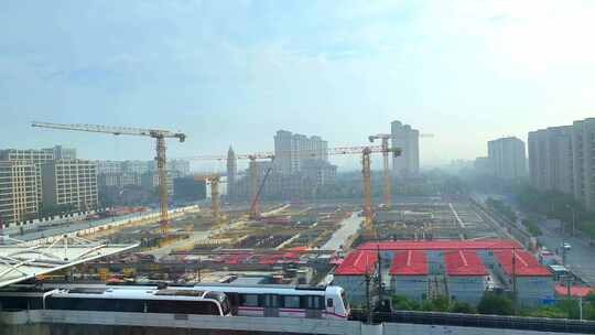 上海外高桥秋天日出、晨雾、地铁、塔吊视频素材模板下载