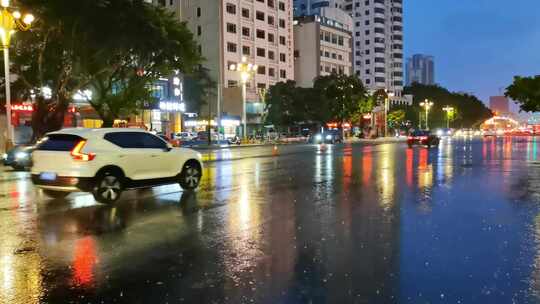 海南三亚台风来临时，城市街道大雨飘落视频素材模板下载