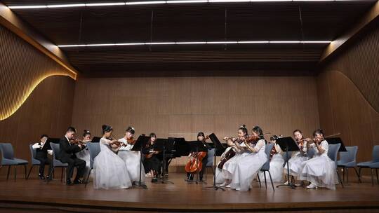 少年儿童拉小提琴音乐会