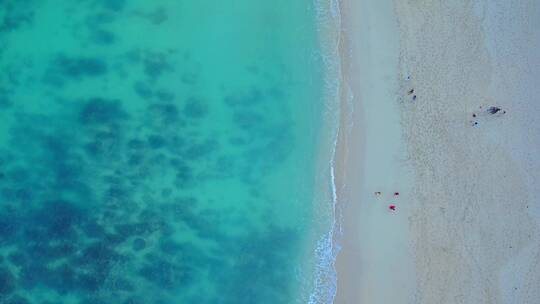 高空实拍蔚蓝色的海滩视频素材模板下载