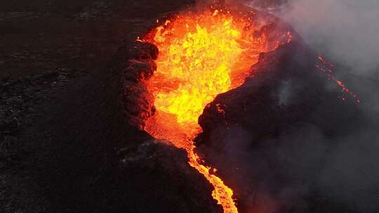 近距离观察雷克雅内斯半岛戏剧性火山喷发的