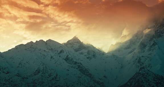 实拍雪山傍晚