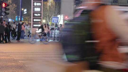 夜晚城市人群行人汽车车辆车流人流夜景人文