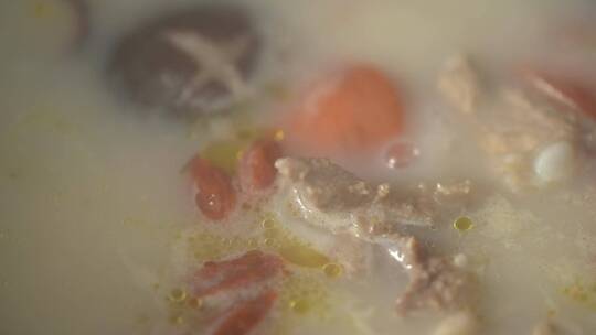 美食厨房玉米排骨汤炖煲汤沸腾视频素材模板下载