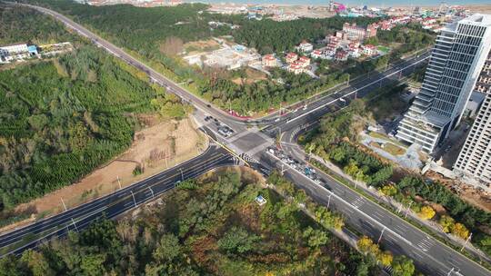 航拍推进俯瞰威海九华路隧道北侧十字路口