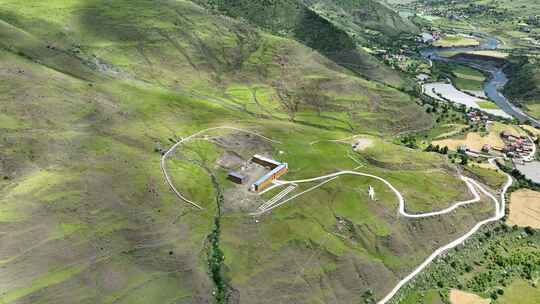 航拍四川甘孜新都桥甲根坝草原上的寺庙