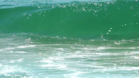 绿松石海浪的坠落