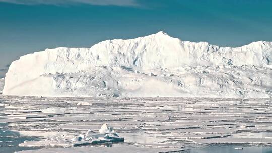 航拍的冰山景观