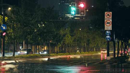 上海梅雨季城市暴雨街头夜景