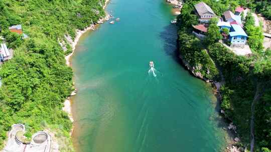 4K俯瞰夏天河流清凉划船玩水航拍视频