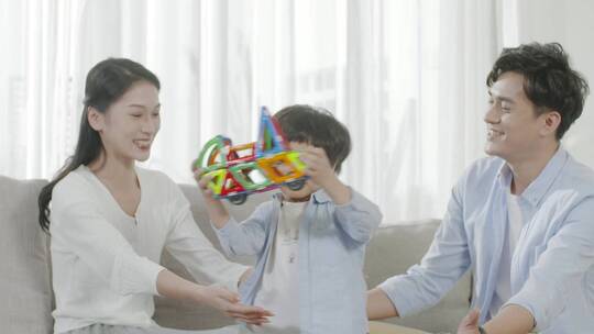 温馨家庭一家三口玩耍三口之家 陪孩子玩耍视频素材模板下载
