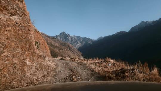 过年回家云南山区土石道路视频