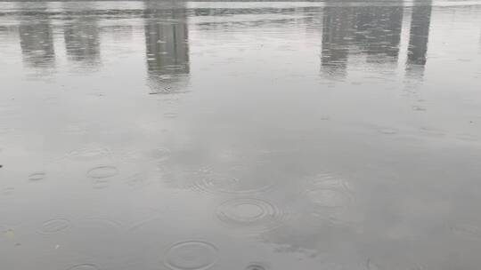 下雨 雨水滴落在河里