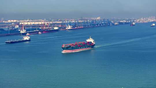 天津市天津港内正在航行的货轮