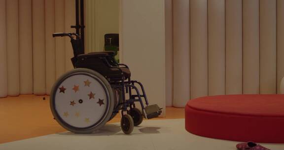 儿童病房里的轮椅