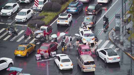 城市下雨天的十字路口