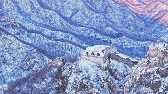 航拍冬季山脉白雪覆盖的长城