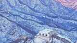 航拍冬季山脉白雪覆盖的长城高清在线视频素材下载