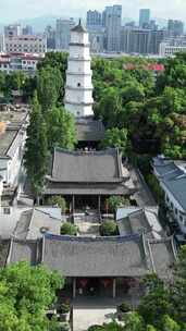 竖版航拍福州定光寺定光塔白塔