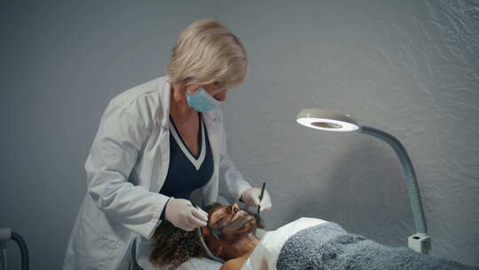 沙龙抗衰老护肤常规专业皮肤科医生刷面膜