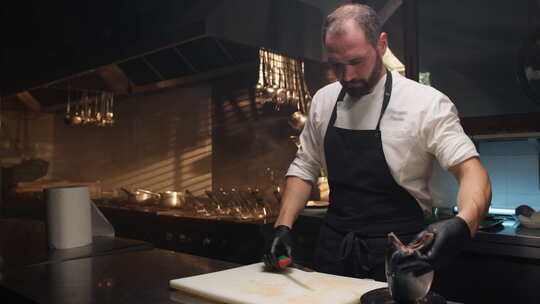 厨师在餐厅的白色砧板上切鱼视频素材模板下载