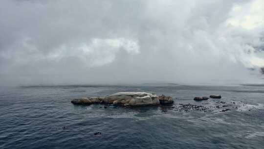 云雾在海洋和海岸上空移动